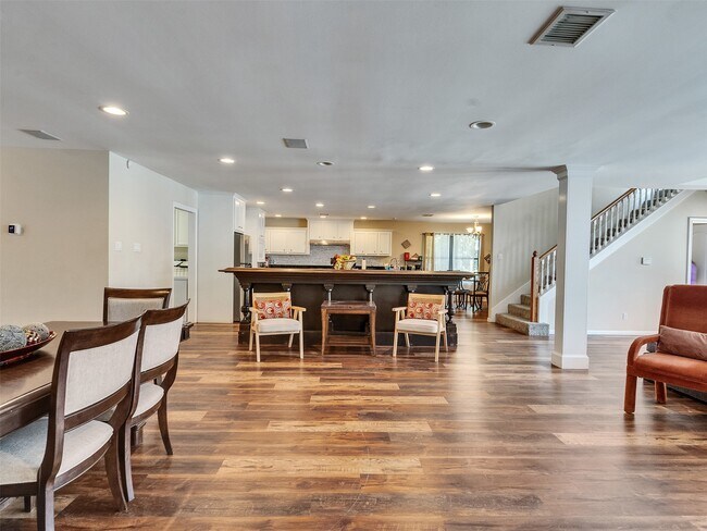 Building Photo - 8402 Matthews Ln