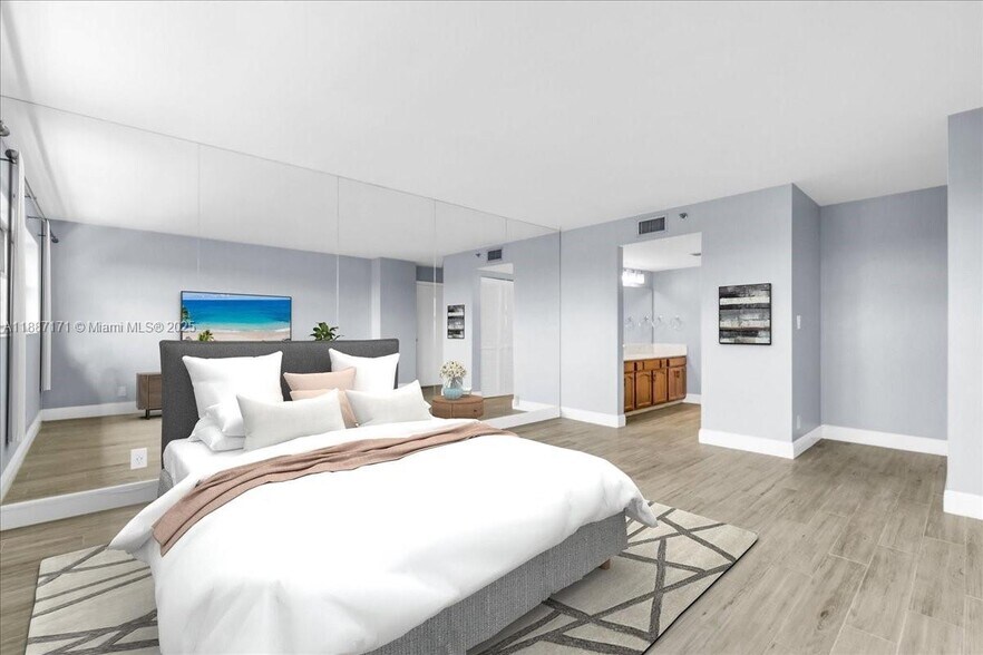 Building Photo - 3200 Port Royale Dr N