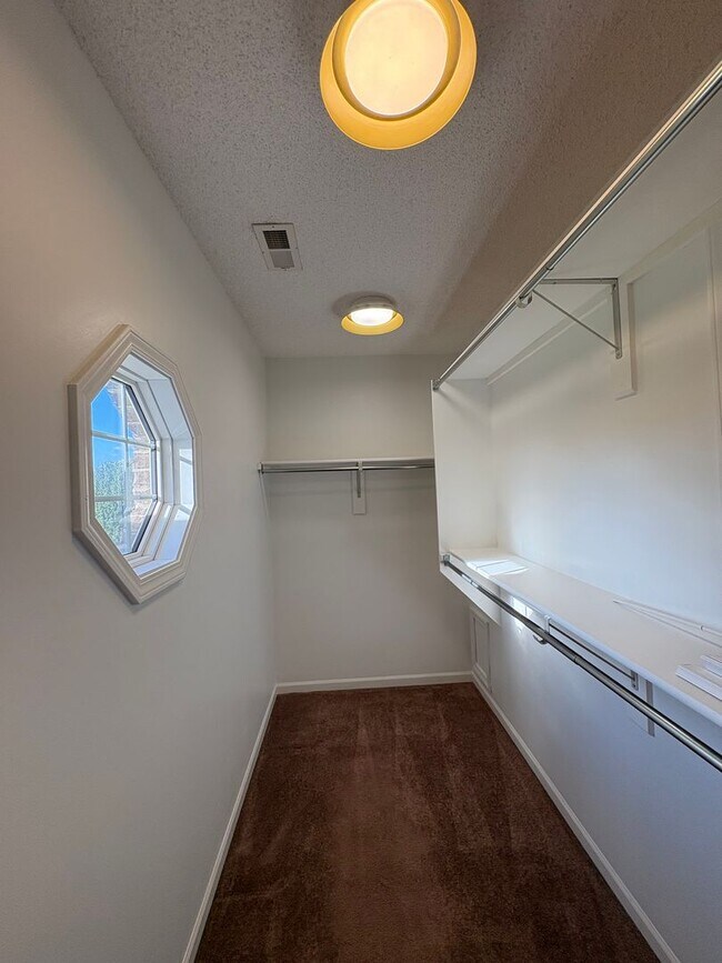 Building Photo - SPACIOUS & Beautiful Home Just Outside She...