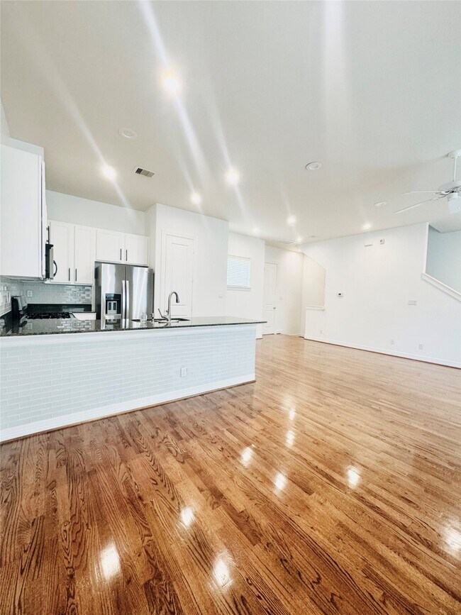 Primary Photo - 3846 Center St