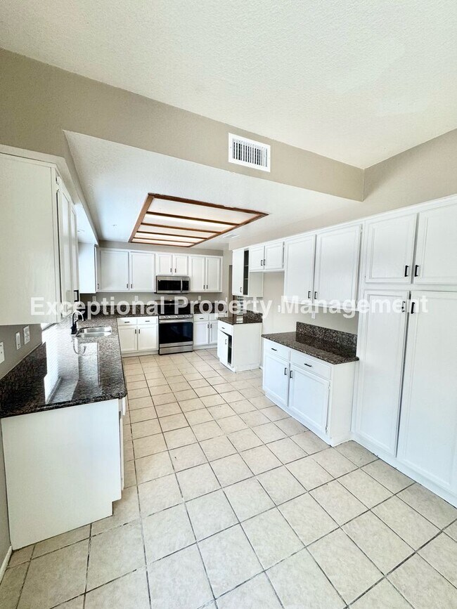 Building Photo - Great 4 bed 3 bath home in Fontana