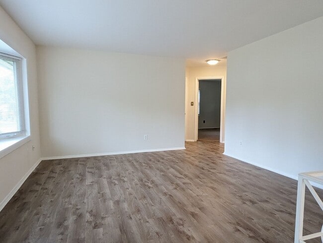 Building Photo - Split foyer SFH in established neighborhoo...