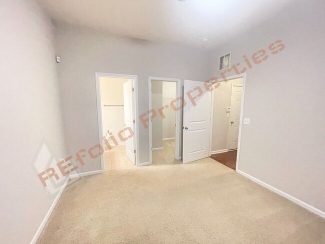 Building Photo - Great Location! Elegant 3 Story 4 Bedroom ...