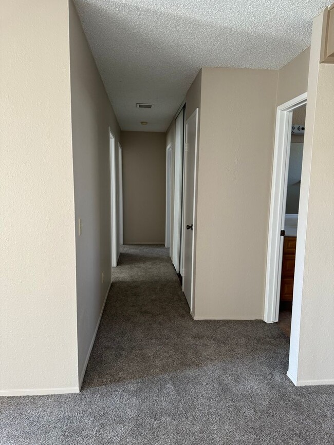 Building Photo - 3 Bedroom 2 Bath Condo Available Now!