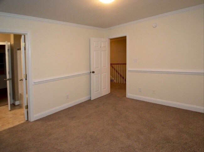 Building Photo - 332 Wyndhurst