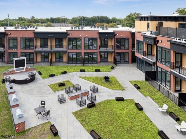 Building Photo - 140 W Webster Ave