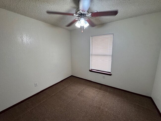 Building Photo - 3 bed, 2 bath ,fenced back yard in Moore Schools, ready for move in!