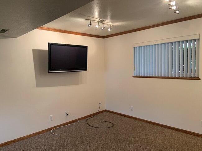 Building Photo - Spacious Sandy 3 Bedroom!