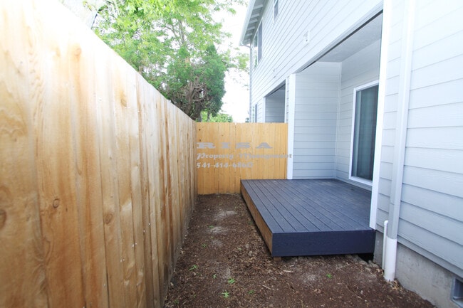 Building Photo - 4185 Lancaster Dr NE