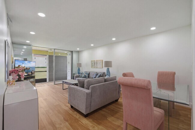 Building Photo - 371 S Hollybrook Dr