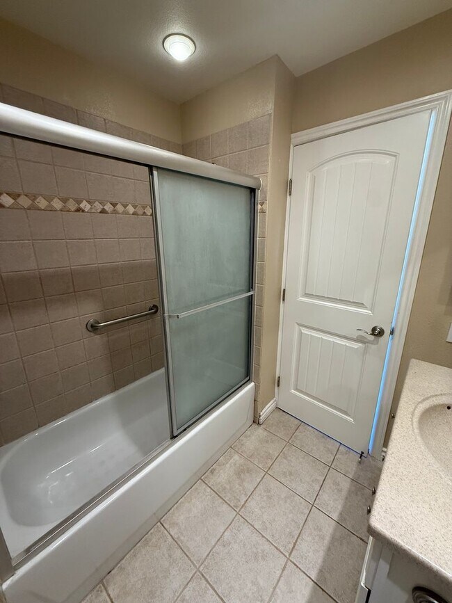 Building Photo - Gorgeous and Upgraded 4 Bed, 2.5 Bath Two-...