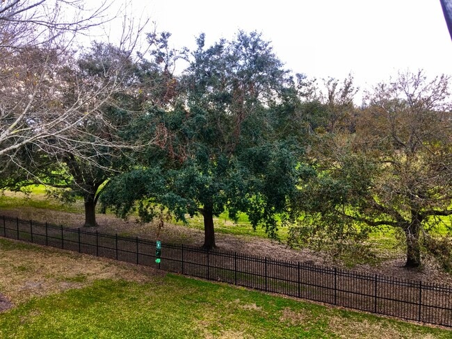 Building Photo - GOLF COURSE VIEW - FULLY UPGRADED WITH LAMINATE FLOORS & GRANITE COUNTERS