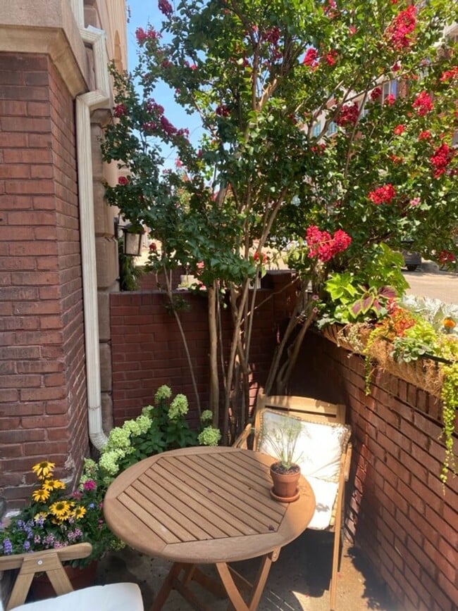 Building Photo - Desirable Nettleton rare vacancy 2 Bd  2.5 baths, 2 parking space are included one in covered  ga...