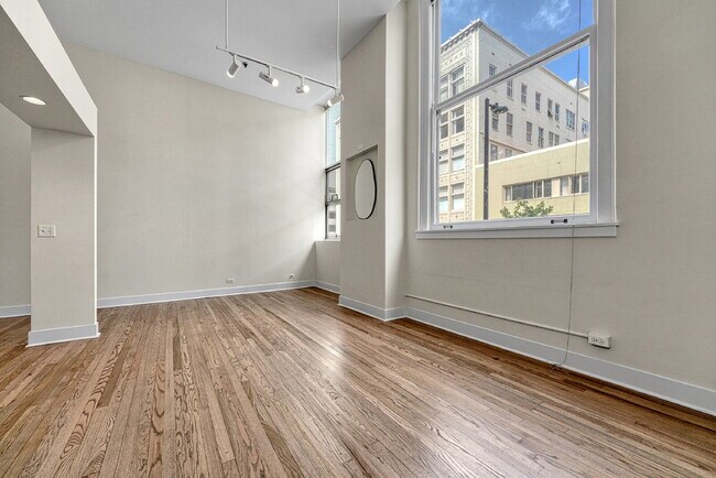 Building Photo - $1,550.00, 1 bed1 bath Updated Condo located in the heart of Denver