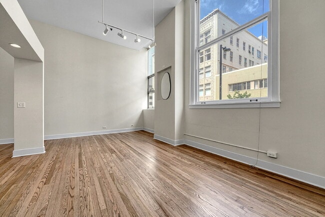 Building Photo - $1,695.00, 1 bed1 bath Updated Condo locat...