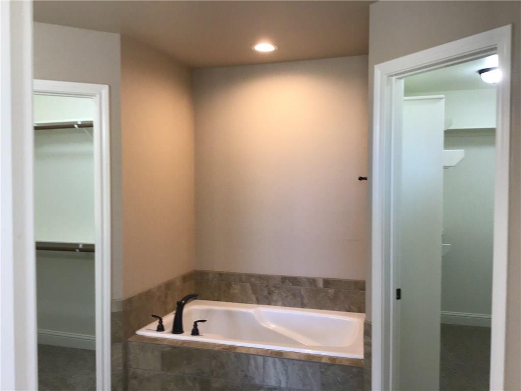 Master Bathtub - 7398 Connor Rd