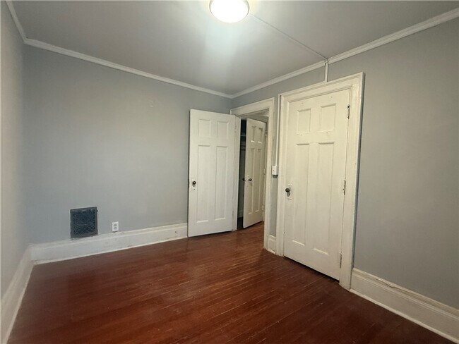 Building Photo - 1042 Monroe Ave