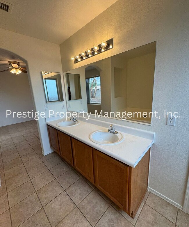 Building Photo - Charming All Tile 4/2 Rita Ranch Home