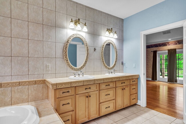 Building Photo - 244 Watch Hill Rd