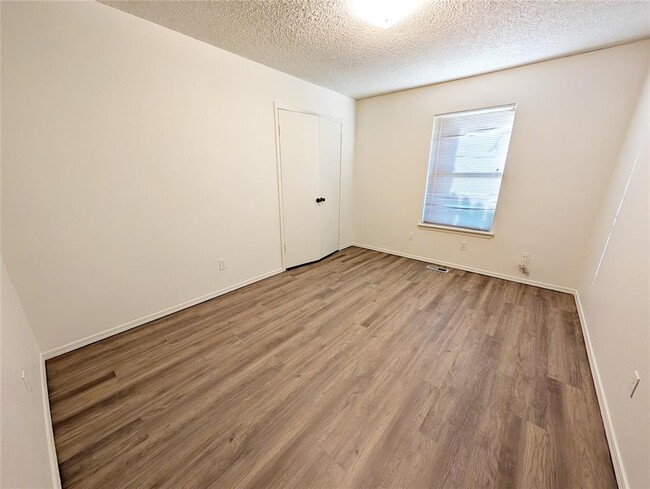 Building Photo - 9028 Roxbury Terrace
