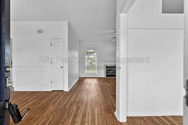 Building Photo - 8426 Country Bend Cir W