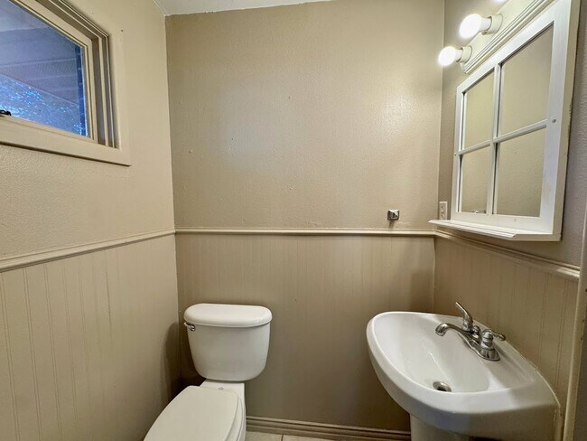 Building Photo - 703 Pecan St