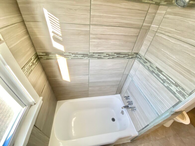 Building Photo - 817 Anaheim St