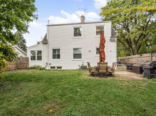 Building Photo - 122 E Crescent Ave