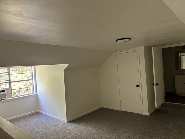 Building Photo - 403 W Cooper St
