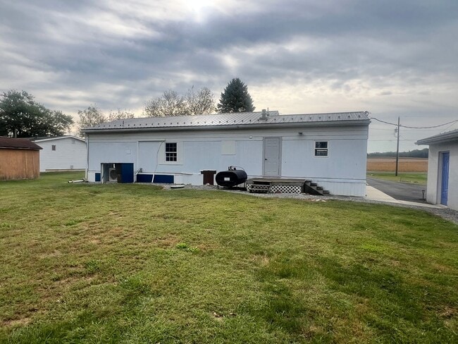 Building Photo - Pet-Friendly single family with large deta...