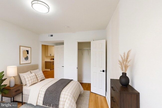 Building Photo - 1230 Penn St NE