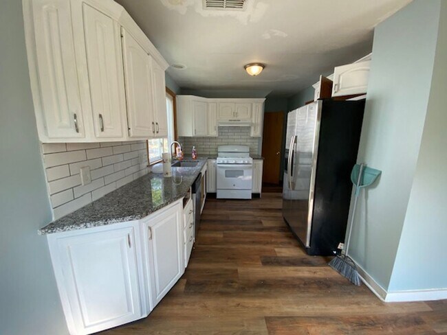 Building Photo - Freshly Renovated 4BR with Big Backyard Vibes