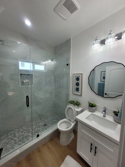 Hallway Full Bathroom - 16424 Van Ness Ave