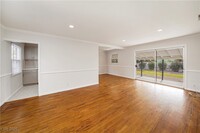 Building Photo - 1044 E Hassett Ave