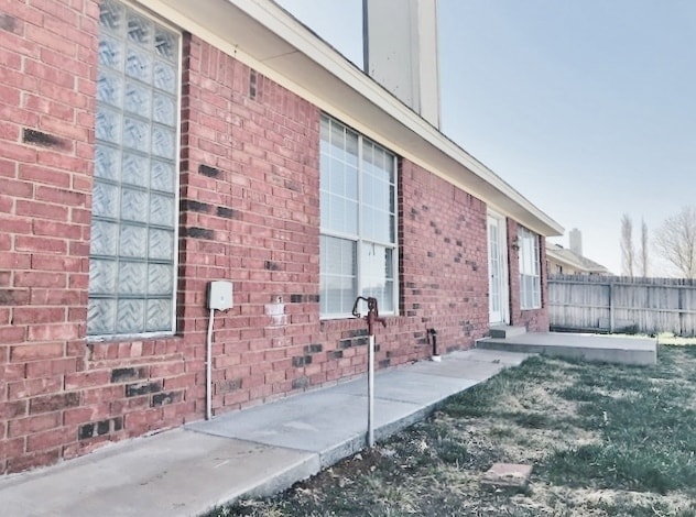 Building Photo - Spacious Brick Home! Zia School District!