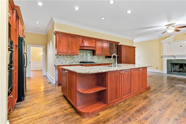 Building Photo - 430 W Wesley Rd NW