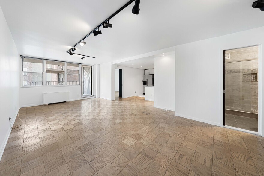 Building Photo - 6040 Boulevard E