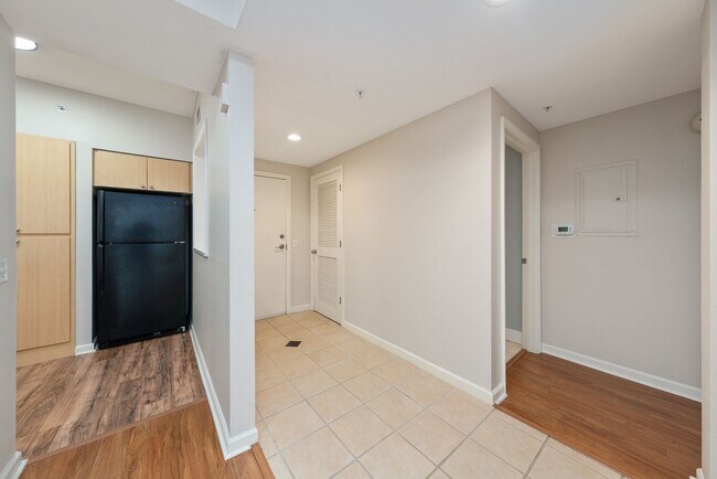 Building Photo - Downtown Orlando One Bedroom with Lake Eola View * * Modernized Waverly Condo