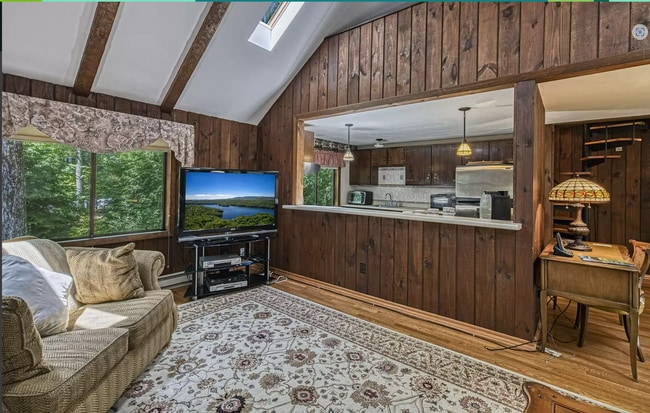 Building Photo - Enfield - 4 Bed, 2 Bath and a loft, fully furnished home - $3300