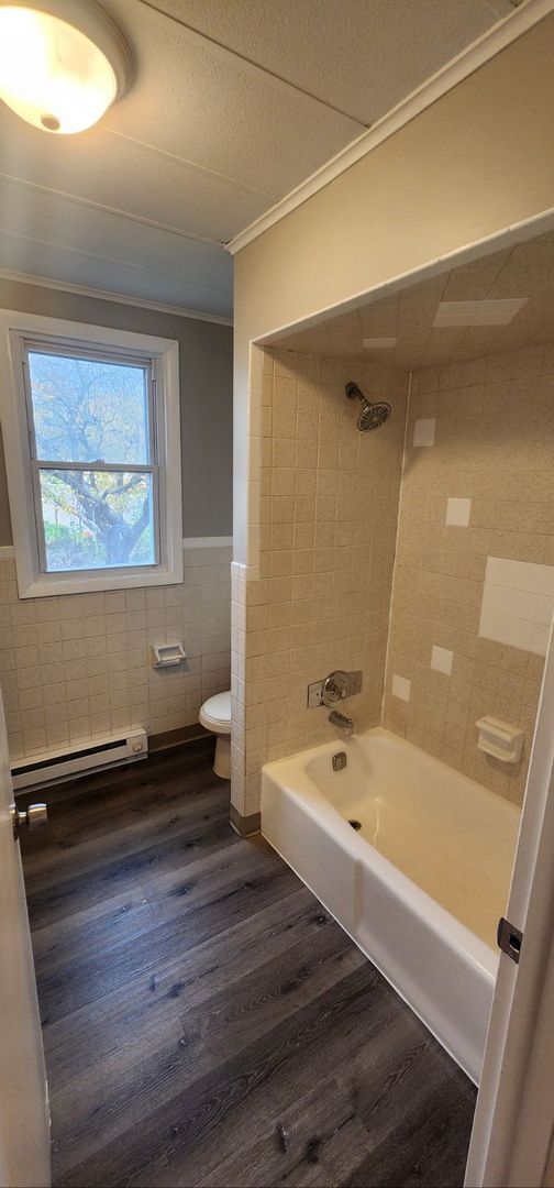 Building Photo - Newly Renovated 1-bedroom, 1-bathroom apar...