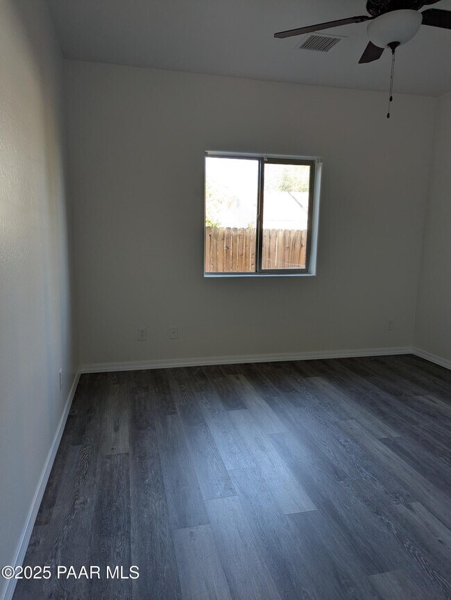 Building Photo - 2976 N Yavapai Rd E