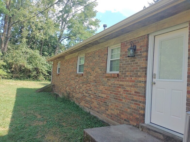 Building Photo - 361 Redding Rd