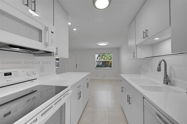 Building Photo - 810 SW 12th Pl