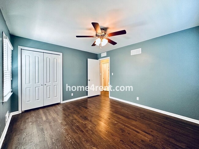 Building Photo - Beautiful Hardwoods w Fenced-in Yard!