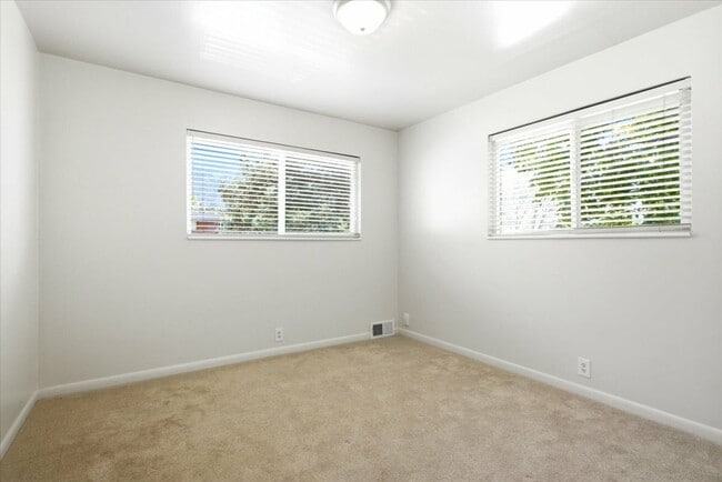 Building Photo - 3036 Sequoia Dr