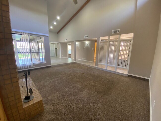 Building Photo - Newly Updated 2 Story Duplex