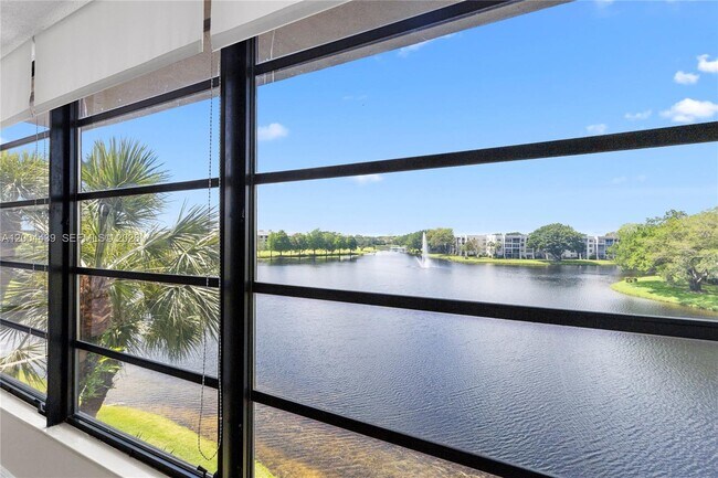 Building Photo - 1524 Whitehall Dr