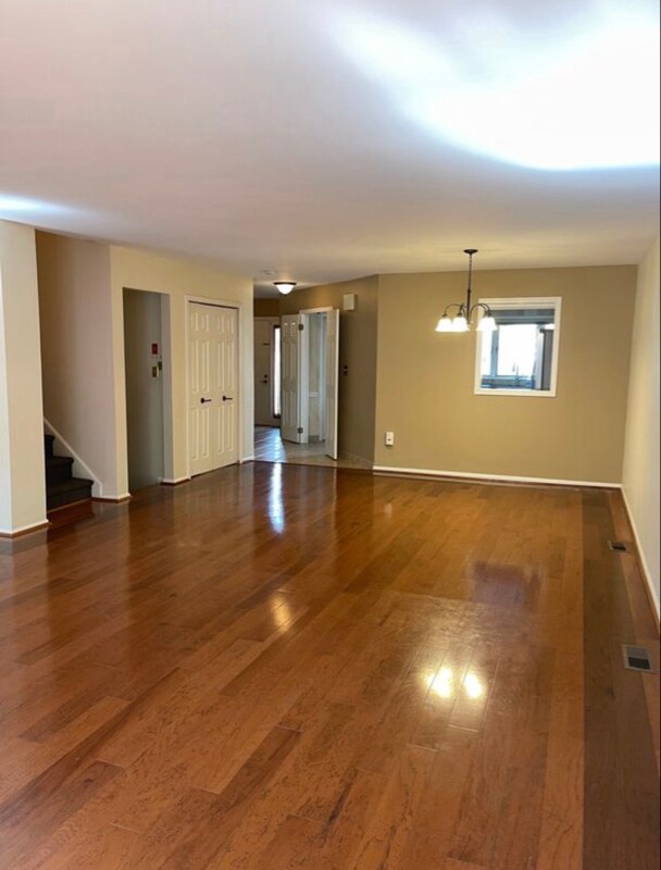 Building Photo - 19 Hanover Ct