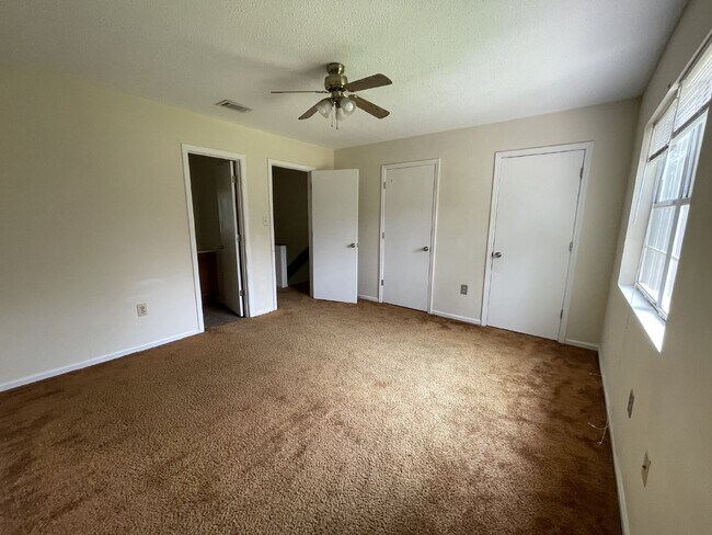 Building Photo - Townhouse For Rent