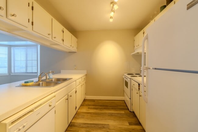 Building Photo - Charming, Updated Condo in Prime Downtown Traverse City Location!